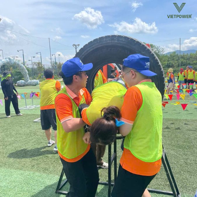 Các thành viên MXV nỗ lực vượt qua chướng ngại vật, thể hiện tinh thần không ngại thử thách