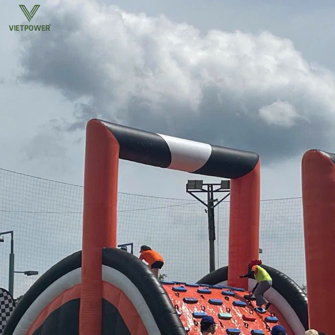 Tiếng hò reo, cổ vũ vang lên không ngớt khi các đội bứt phá tiến về đích