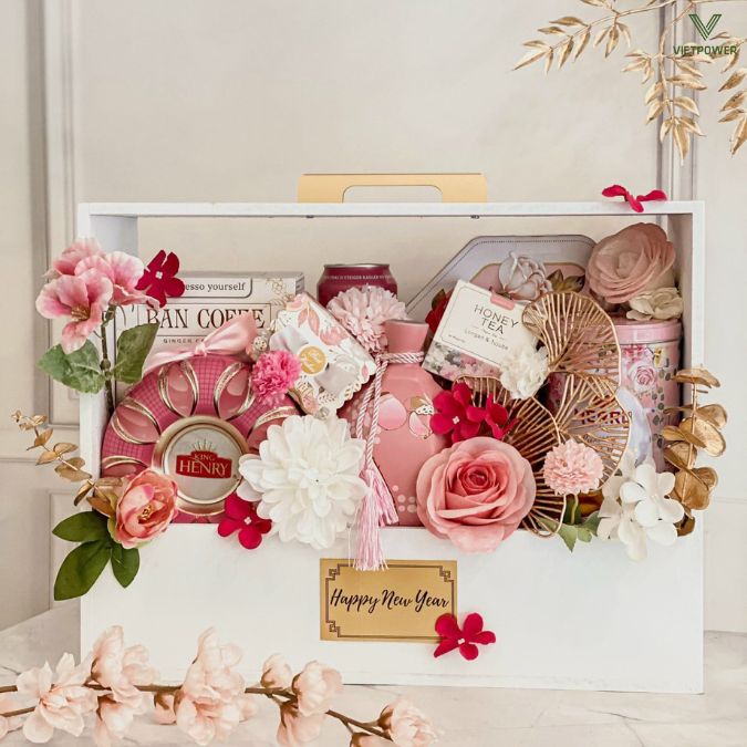 Set quà Tết màu hồng nhã nhặn, tinh tế dành cho nhân viên nữ