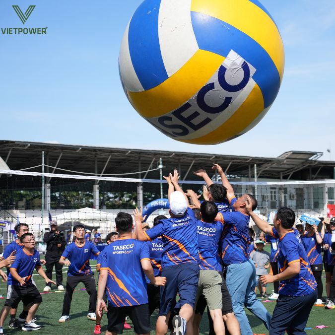 Các đội phải phối hợp nhịp nhàng, dùng sức mạnh tập thể để di chuyển trái bóng lớn