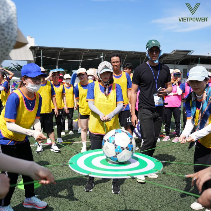 Các trò chơi vận động nhóm là linh hồn của ngày hội, giúp tăng cường sự gắn kết