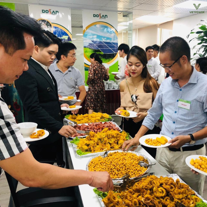 Khách mời tự do di chuyển, lựa chọn món ăn từ các quầy buffet