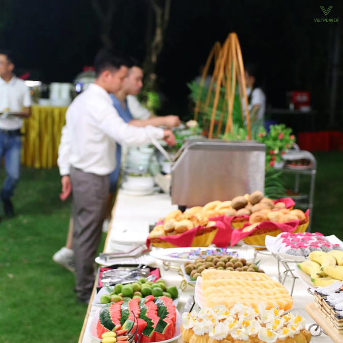 Tiệc đứng BBQ ngoài trời tạo cảm giác trẻ trung, gắn kết