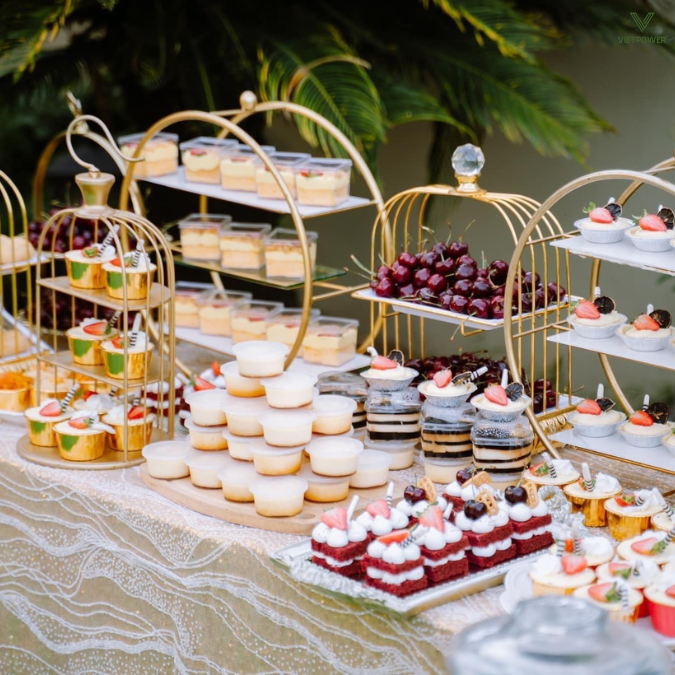 Tiệc đứng với nhiều món tráng miệng ngọt ngào và trái cây