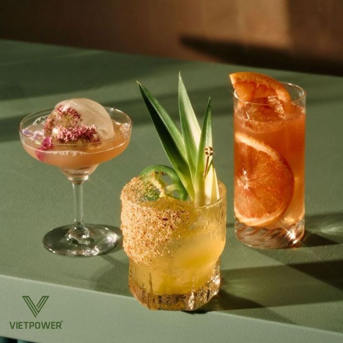 Đồ uống được chọn lọc kỹ lưỡng, từ rượu vang trắng, cocktail đến nước ép tươi
