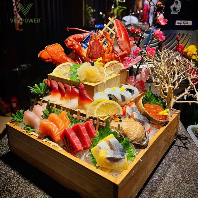 Tiệc hải sản cao cấp trong nhà hàng đem đến trải nghiệm ẩm thực tinh tế, kết hợp không gian sang trọng