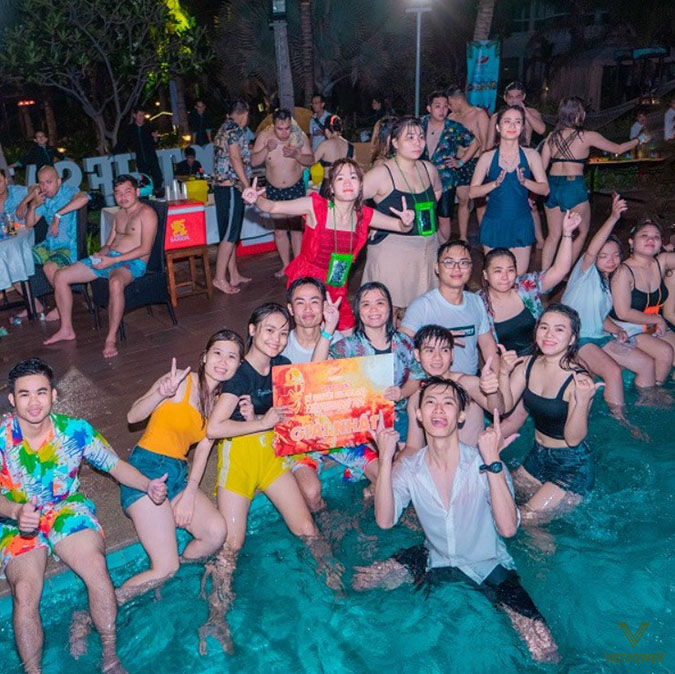 Lựa chọn địa điểm quyết định phong cách và trải nghiệm của tiệc hồ bơi