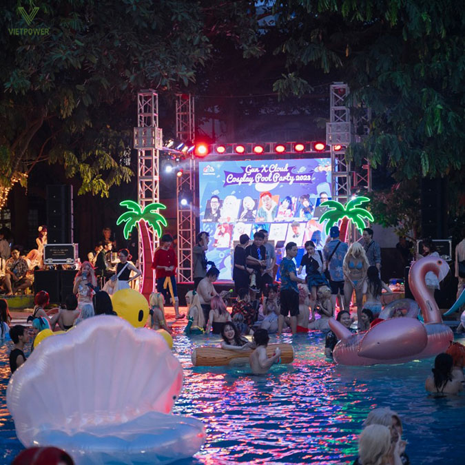 Thuê cứu hộ chuyên nghiệp túc trực suốt thời gian diễn ra tiệc, đặt biển báo khu vực sâu rõ ràng