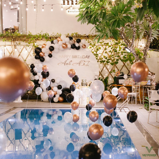 Tiệc hồ bơi sinh nhật hoặc gia đình mang tính thân thiện, vui vẻ và thoải mái