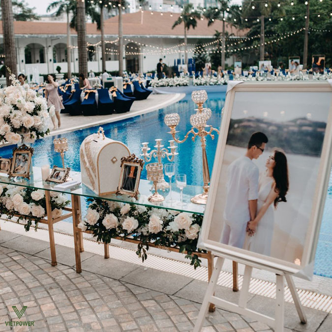 Tiệc cưới hoặc dạ tiệc hồ bơi là xu hướng hiện đại, kết hợp sự lãng mạn, sang trọng và giải trí