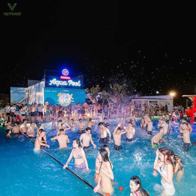 Tiệc hồ bơi ngoài trời kết hợp team building mang tính gắn kết và vui nhộn