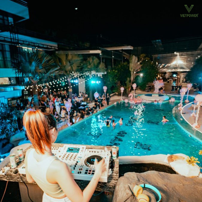 Trang trí không gian tiệc hồ bơi giúp nâng cao trải nghiệm của khách mời