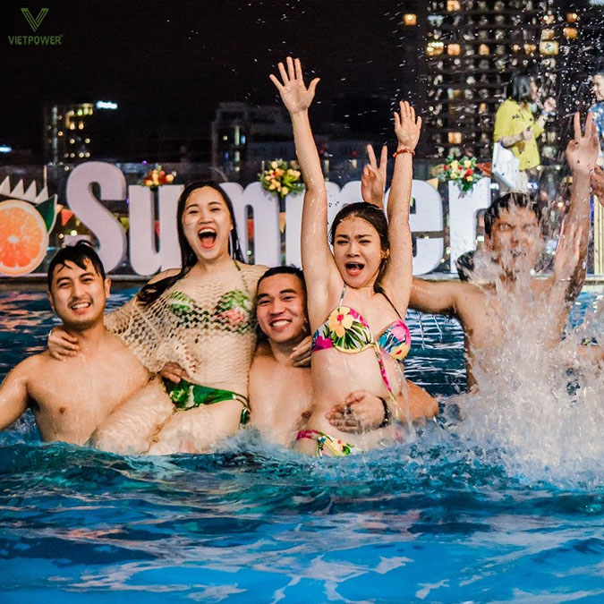 Tiệc hồ bơi cho phép kết hợp nhiều phong cách trang trí mang đến sự mới mẻ