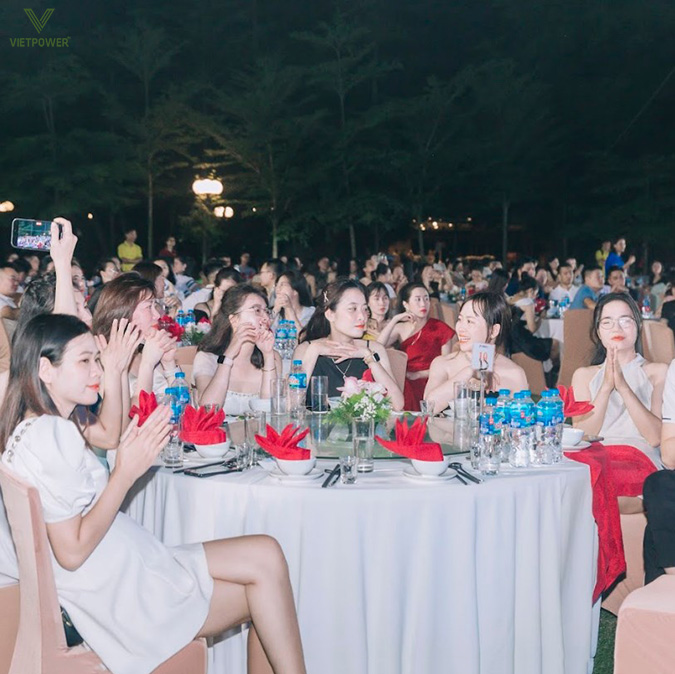 Tiệc ngồi là lựa chọn lý tưởng khi bạn muốn sự kiện diễn ra trang trọng, chỉn chu