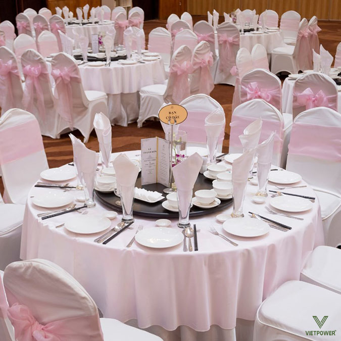 Thẻ tên và menu giúp khách định vị chỗ ngồi và tạo sự chuyên nghiệp