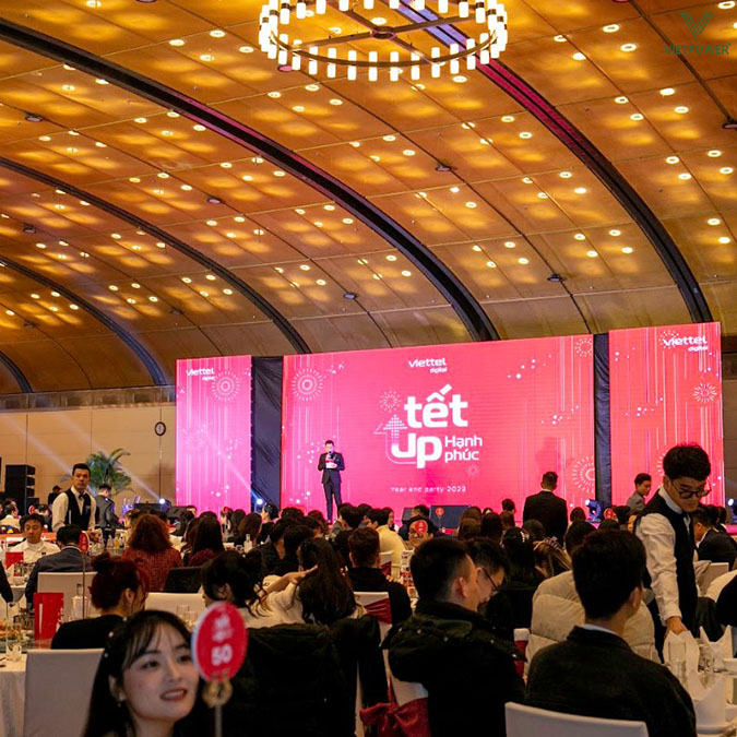 Trang trí và thiết lập kỹ thuật tạo nên không gian sự kiện chuyên nghiệp và ấn tượng