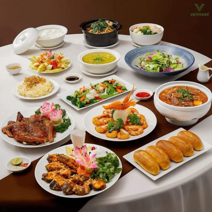 Thực đơn cơ bản được thiết kế cân bằng món khai vị, món chính, tráng miệng và đồ uống