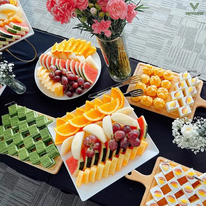 Tiệc gia đình hoặc sinh nhật kết thúc với các món tráng miệng, chè, hoa quả