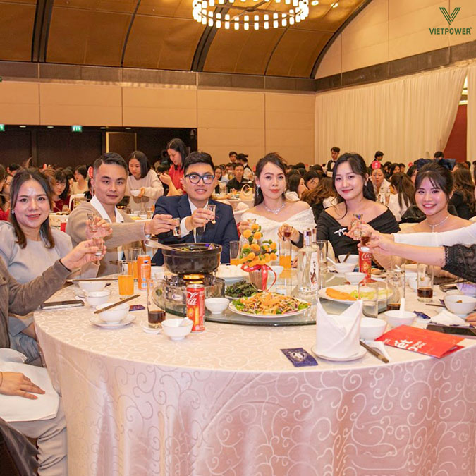 Bàn tiệc là trung tâm của mọi bữa tiệc và quyết định ấn tượng đầu tiên với khách mời