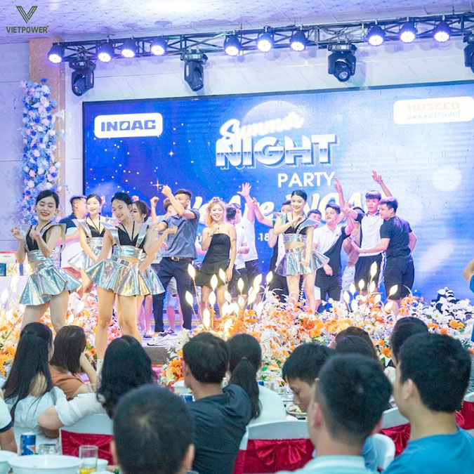 Backdrop và sân khấu là nơi tập trung ánh nhìn của khách mời