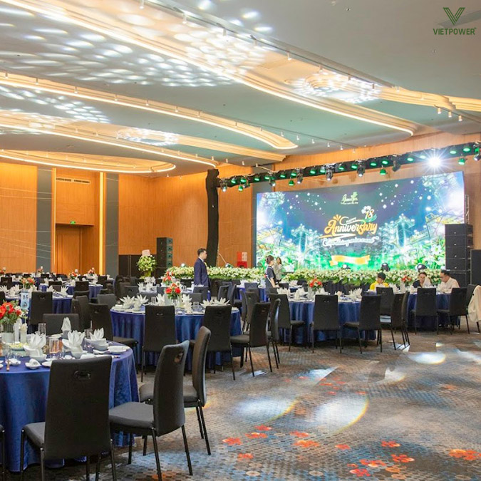 Tiệc ngồi là hình thức tiệc trong đó khách mời được sắp xếp ngồi theo bàn cố định