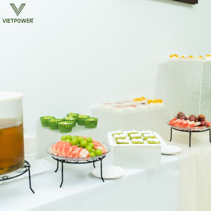 Tiệc ngọt là dạng tiệc nhẹ, trong đó thực đơn chủ yếu gồm bánh ngọt, trái cây, trà, cà phê