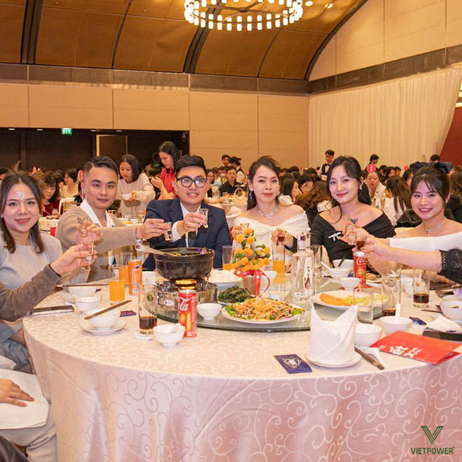 Đội ngũ chuyên nghiệp chuẩn bị backdrop, décor, ánh sáng, âm thanh phù hợp với concept Đội ngũ chuyên nghiệp chuẩn bị backdrop, décor, ánh sáng, âm thanh phù hợp với concept