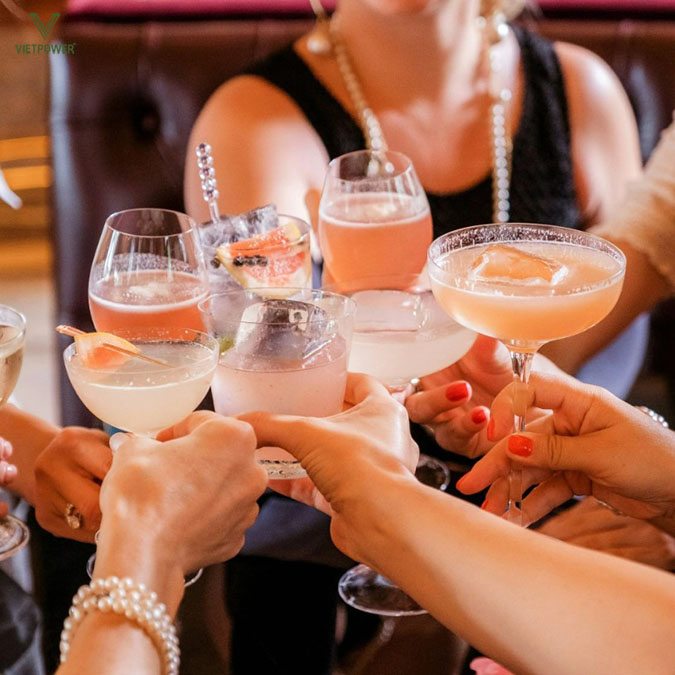 Tiệc cocktail thường mang phong cách năng động, trẻ trung và thân mật hơn