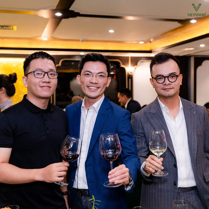 Tiệc rượu doanh nghiệp tổ chức nhằm tăng cường mối quan hệ công việc hoặc tri ân đối tác