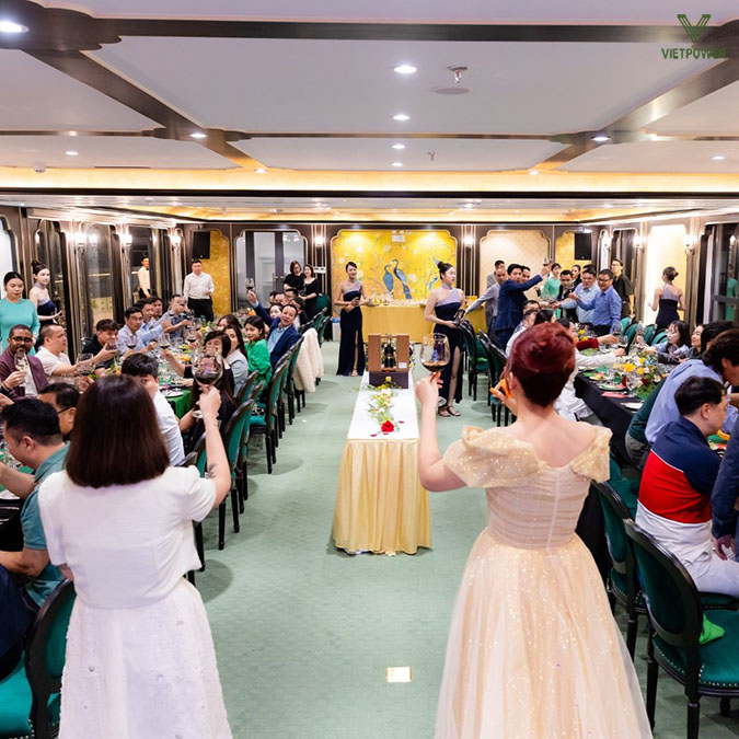 Kịch bản rõ ràng giúp buổi tiệc rượu diễn ra trọn vẹn, giữ được không khí chuyên nghiệp