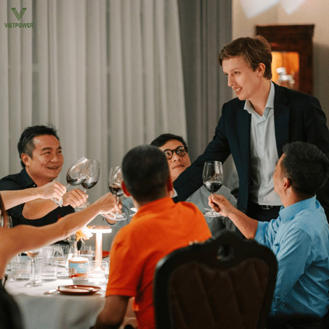 Giao tiếp trong tiệc rượu cần lịch sự, tự nhiên và giữ sự tôn trọng với mọi người