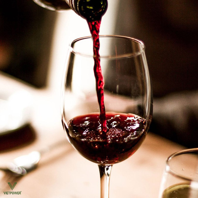 Vang đỏ có vị đậm, hương trái cây chín và tannin rõ ràng