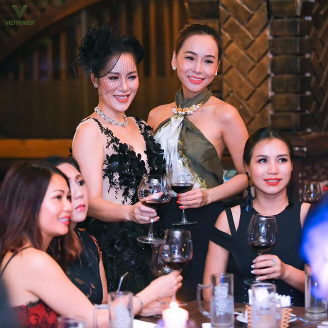 Tiệc rượu được tổ chức nhằm tạo cơ hội giao lưu, kết nối và thưởng thức rượu vang