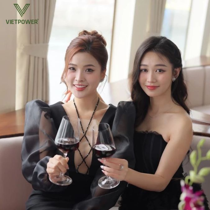 Tiệc trên du thuyền trở thành xu hướng được nhiều người ưa chuộng, bởi nó mang đến trải nghiệm khác biệt