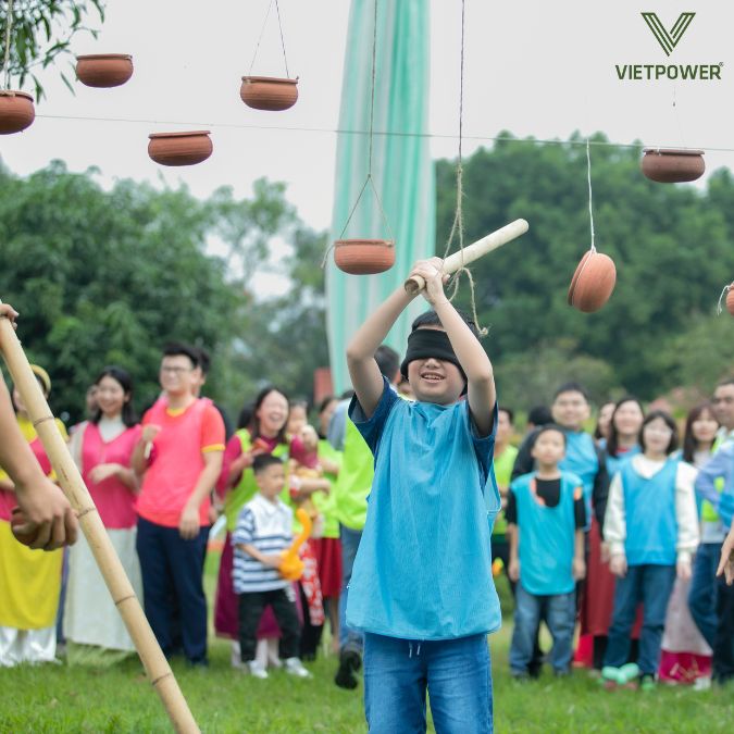 Trò chơi truyền thống vui nhộn, mang ý nghĩa xua đi vận xui, đón điều may mắn
