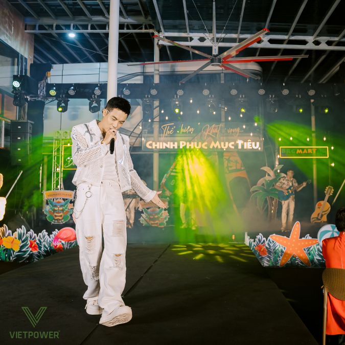 Hát nhép theo phong cách hài hước, bung lụa trên sân khấu và mang đến những tràng cười không ngớt