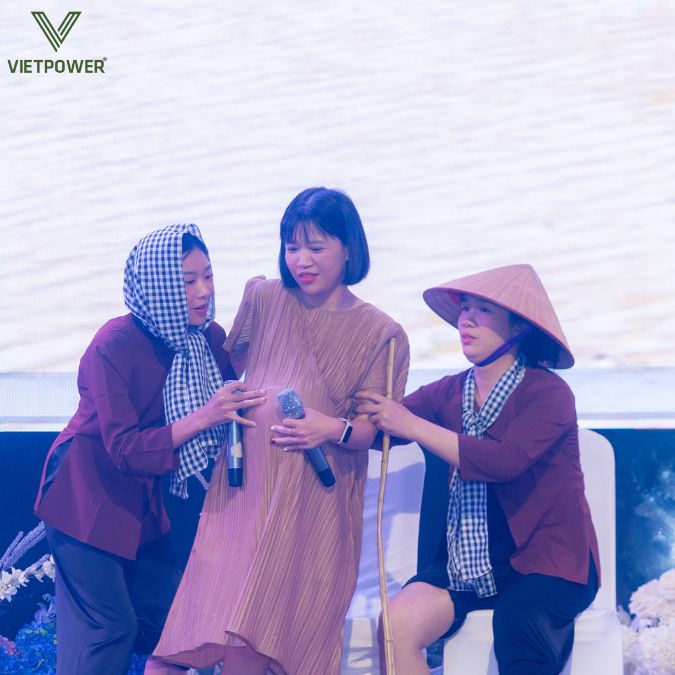 Trò chơi sân khấu nơi các thành viên thể hiện tài năng như hát, nhảy hoặc diễn kịch ngắn