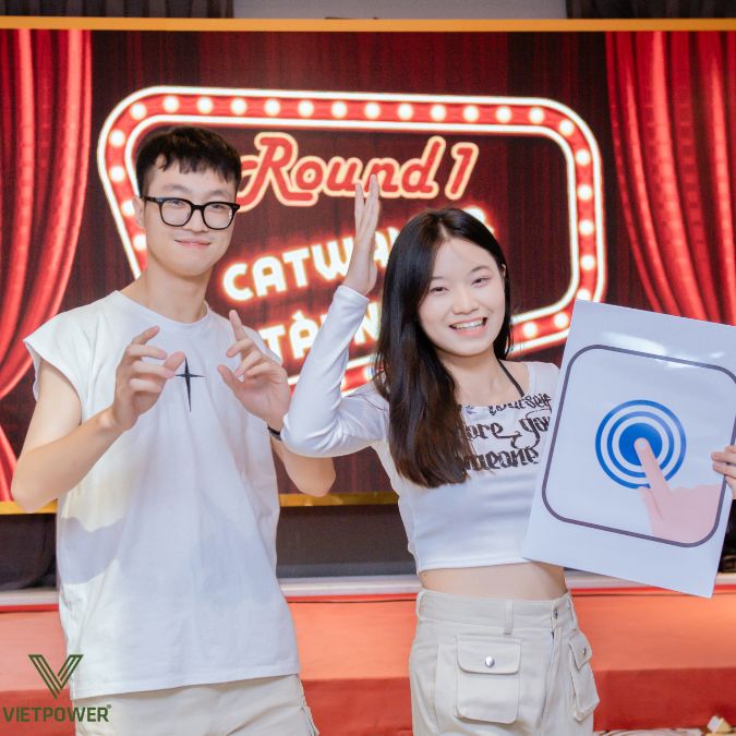 Vừa đoán chữ, vừa hồi tưởng kỷ niệm công ty, trò chơi thú vị khiến mọi người cười nghiêng ngả