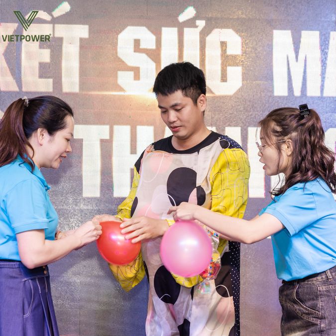 Tinh thần đồng đội và khéo léo sẽ được thử thách qua trò thổi bóng đầy hào hứng