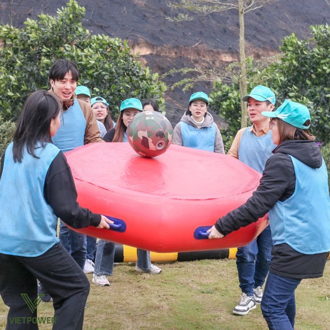 Các đội cùng nhau vượt qua chuỗi nhiệm vụ vui nhộn để giành chiến thắng