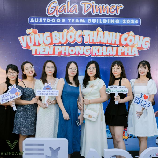 Không gian Year End Party nổi bật với backdrop sang trọng và ánh sáng ấm áp