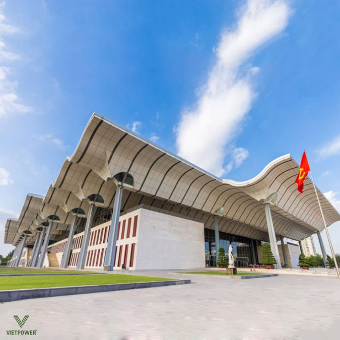 Trung tâm Hội nghị Quốc gia nổi bật với cơ sở vật chất hiện đại và không gian rộng lớn