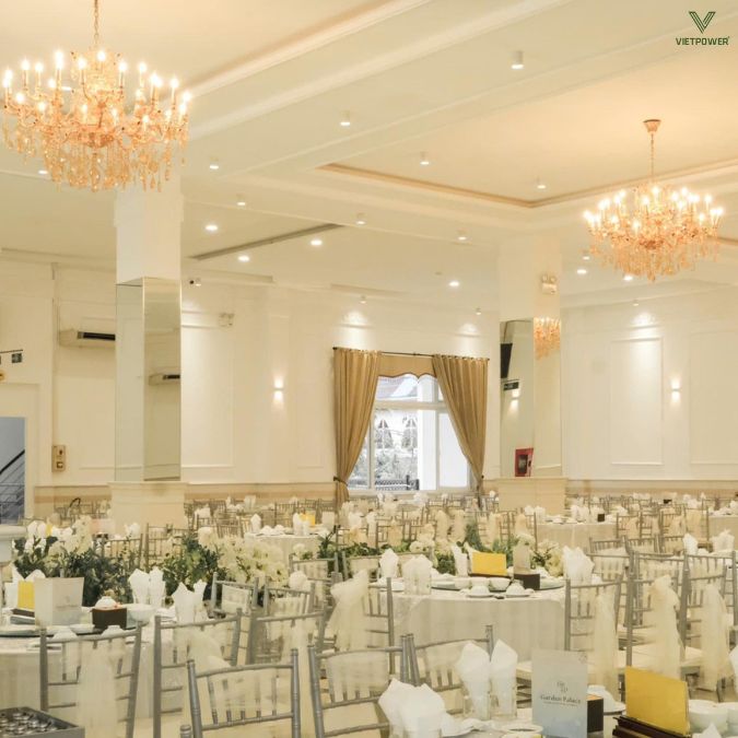Garden Palace Đà Lạt có sảnh rộng, trần cao và không gian tổ chức chuyên nghiệp