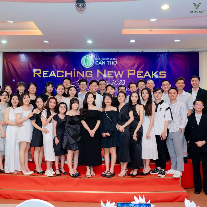 Băng rôn dạng dài thay cho backdrop sân khấu