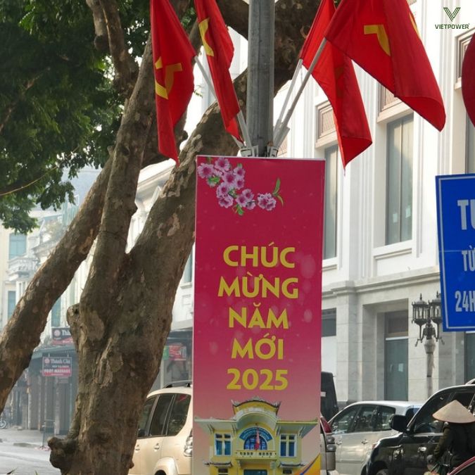 Mẫu băng rôn tất niên treo cột đèn