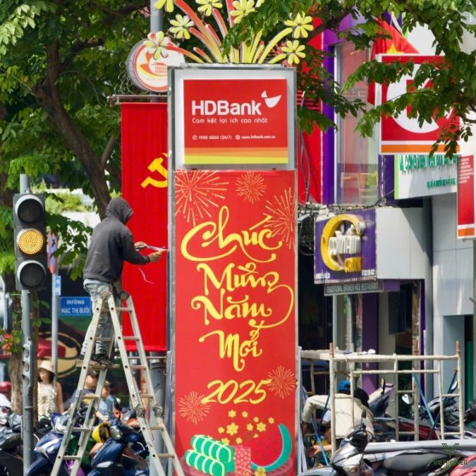 Băng rôn tất niên dọc treo cột 