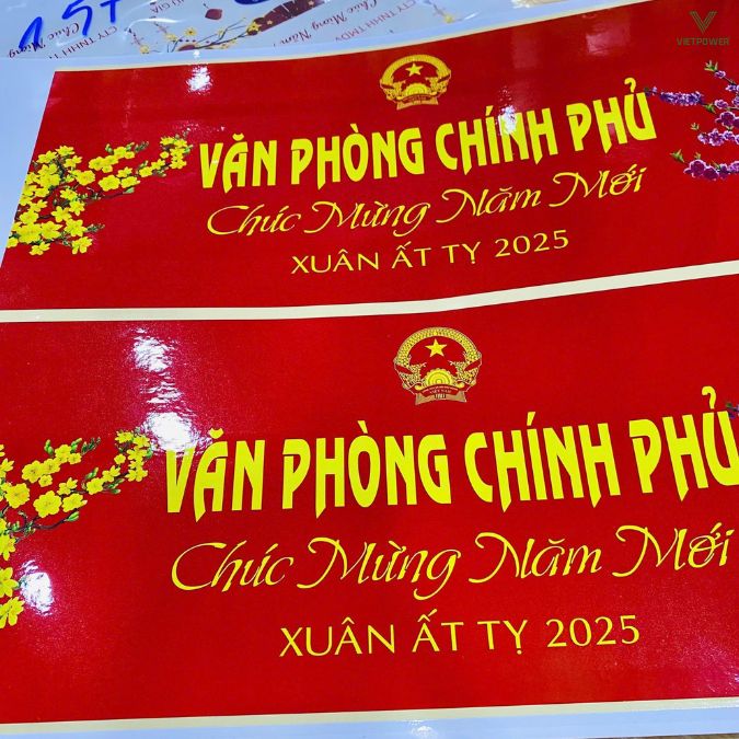 Băng rôn tất niên để trang trí khu vực hội trường