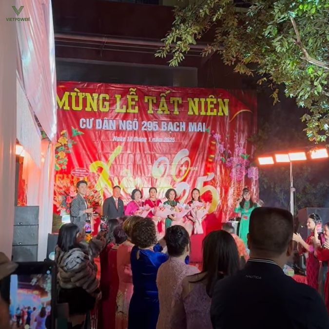 Băng rôn tất niên cư dân ngõ được tổ chức ngoài trời