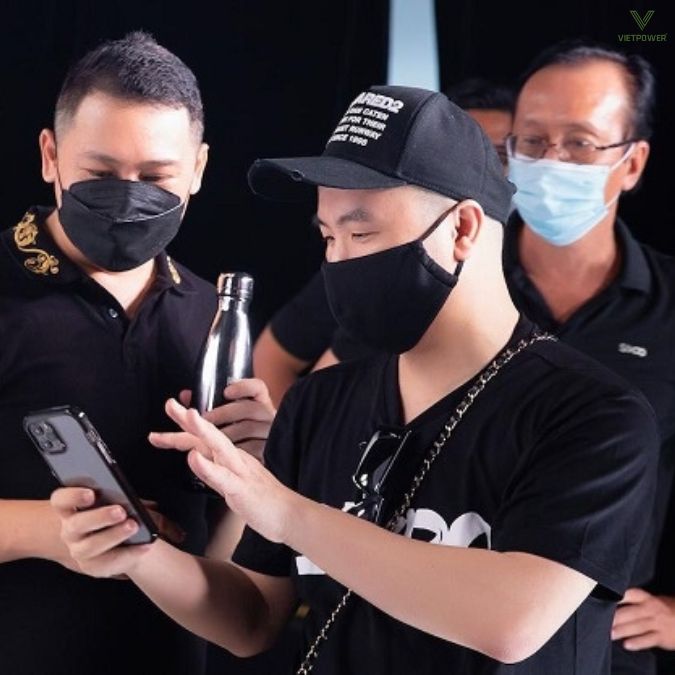 Đạo diễn kiểm tra lại thứ tự các tiết mục, thời lượng từng phần,...