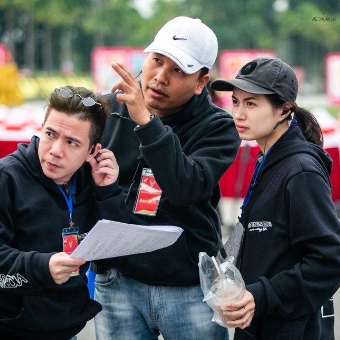 Đạo diễn sự kiện làm việc trực tiếp với các bộ phận thiết kế, quay dựng,...